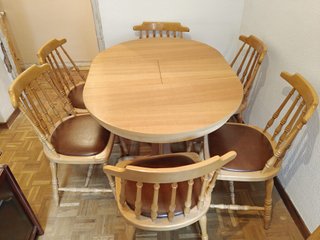 Mesa redonda de madera y 6 sillas