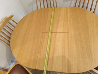Mesa redonda de madera y 6 sillas