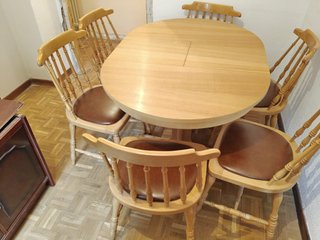 Mesa redonda de madera y 6 sillas