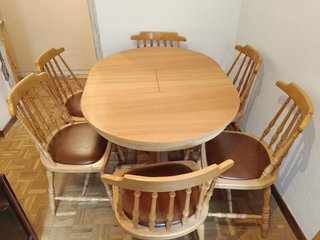 Mesa redonda de madera y 6 sillas