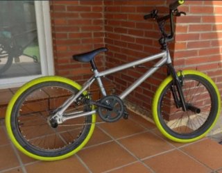Bicicleta BMX Plata Neumáticos Amarillos