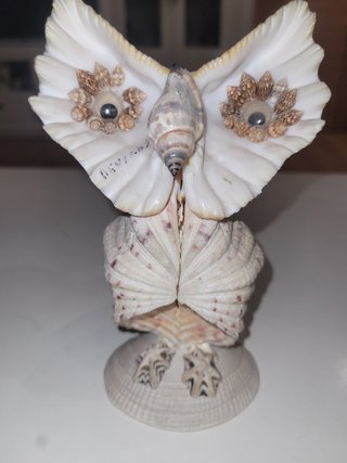 Figura artigianale con conchiglie marine