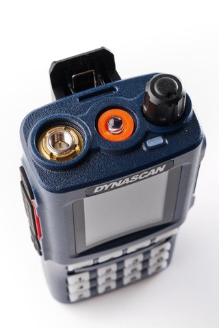 Dynascan UV-101 Walkie Doble Banda Radioaficionado