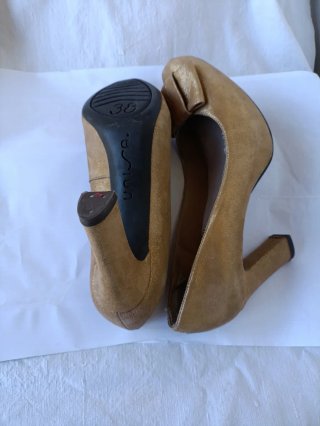 Zapatos de tacón dorados con lazo