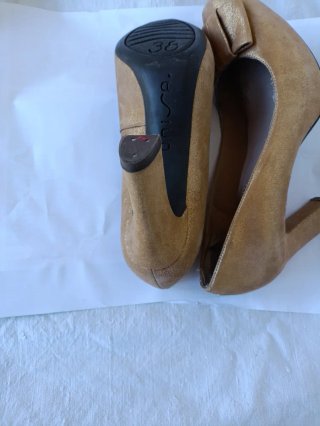 Zapatos de tacón dorados con lazo
