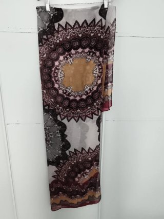 Fular estampado mandalas burdeos y marrón