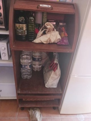 Mueble de cocina de roble con persiana