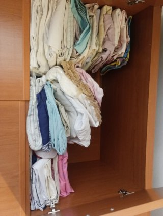 Ropa de mujer, manteleria y ropa de cama.