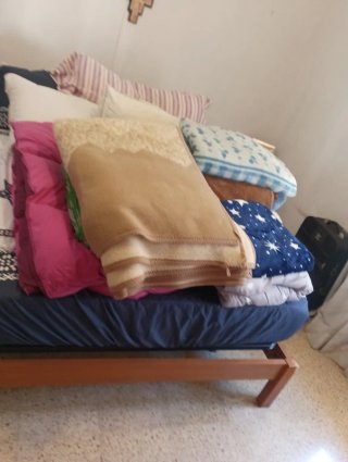 Ropa de mujer, manteleria y ropa de cama.