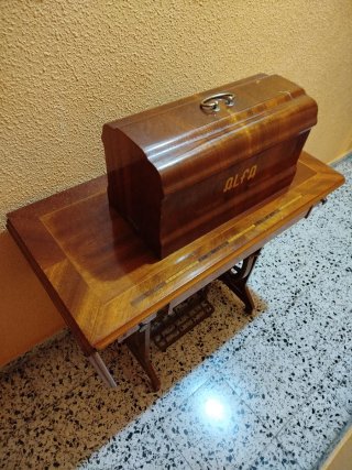 Máquina de coser Alfa antigua
