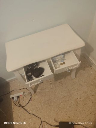 Mesa de tocador blanca con cajones