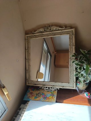 Mueble vintage con grullas y bambú
