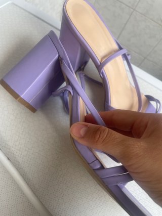 Sandalias de tiras moradas