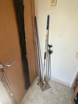Caña de pescar con carrete y piqueta