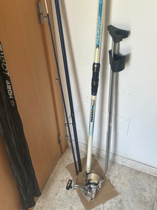 Caña de pescar con carrete y piqueta