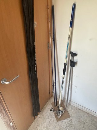 Caña de pescar con carrete y piqueta