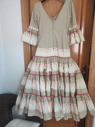 Vestido Rociera Beige con Detalles coral