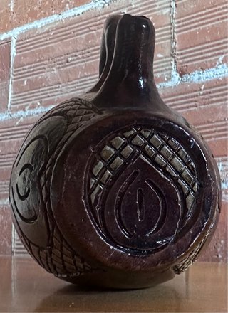 Botijo de cerámica tallada artesanal