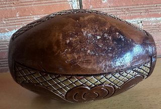 Botijo de cerámica tallada artesanal