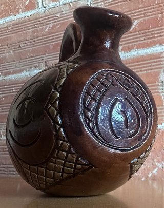 Botijo de cerámica tallada artesanal
