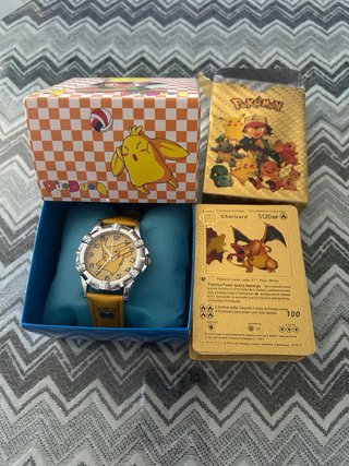 Reloj y cartas Pokémon