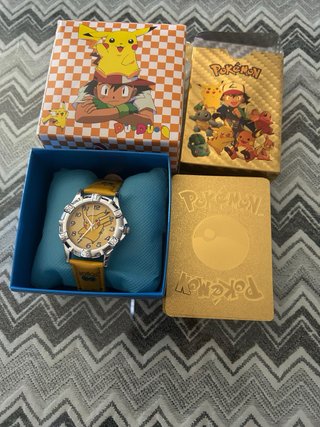 Reloj y cartas Pokémon
