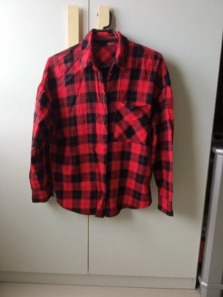 Camisa a cuadros roja y negra