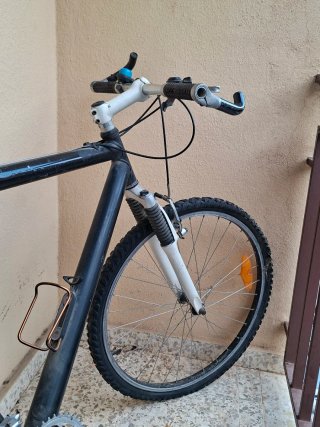 Bicicleta de montaña negra