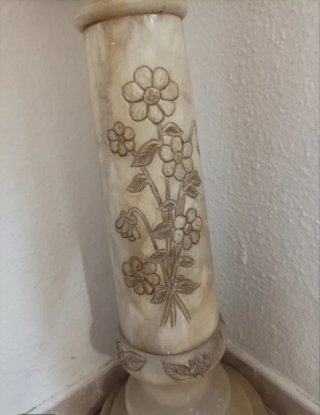 Jarrón y pedestal de mármol