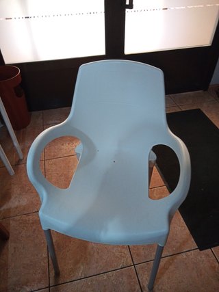 4 tavoli e 16 sedie per terrazzo bianchi