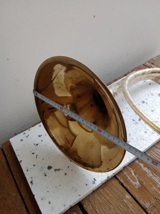 Trompeta de caza de latón