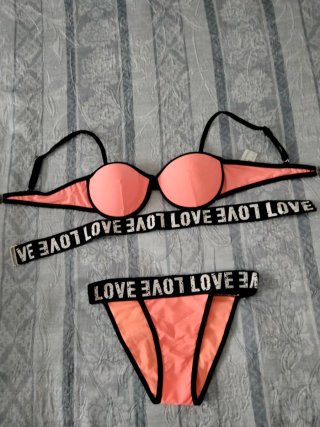 Costume da bagno bikini rosa con scritte
