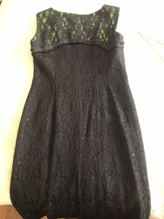 Vestido negro encaje con broche