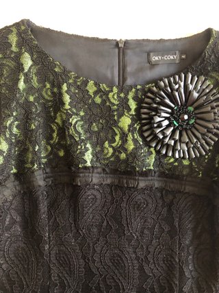 Vestido negro encaje con broche