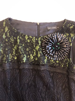 Vestido negro encaje con broche
