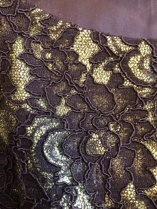 Vestido negro encaje con broche