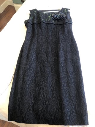 Vestido negro encaje con broche