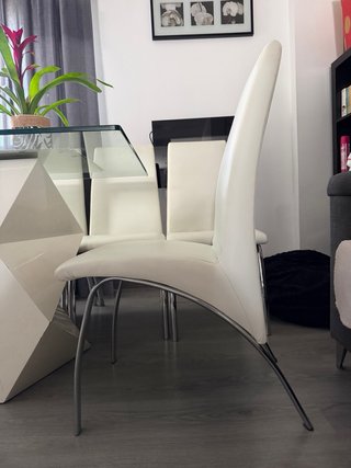 Mesa de diseño de cristal + 4 sillas