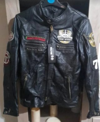 Chaqueta de cuero negra con parches