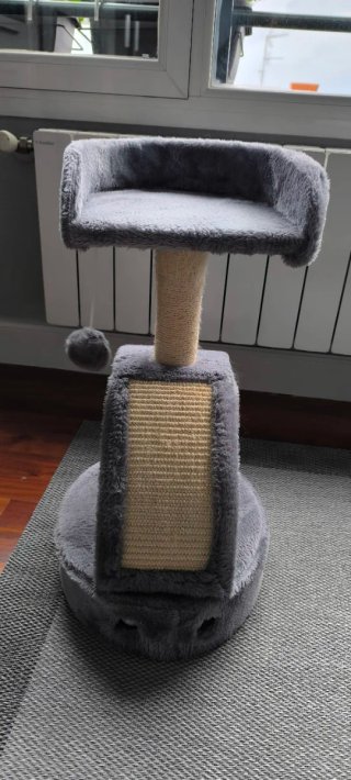 Árbol rascador para gatos gris