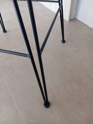 Dos taburetes Sklum ratán y metal