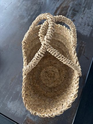 Capazo de paja con flores para niñas