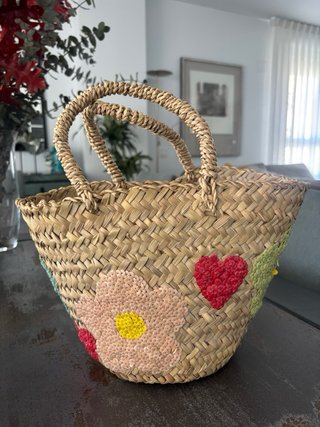 Capazo de paja con flores para niñas