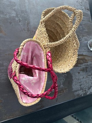 Capazo de paja con flores para niñas
