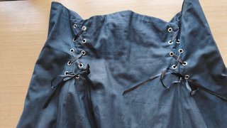 Falda gótica negra con cordones y volantes