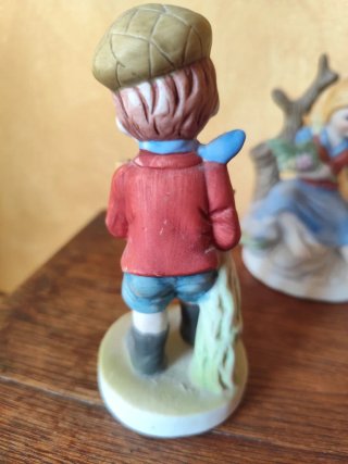 Figura niño con gorra y bastón