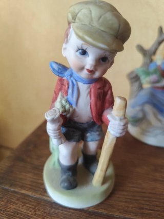 Figura niño con gorra y bastón
