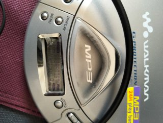 Lettore CD Sony Walkman MP3 G-Protection e cuffie
