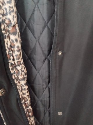 Chaqueta negra de agua con estampado.