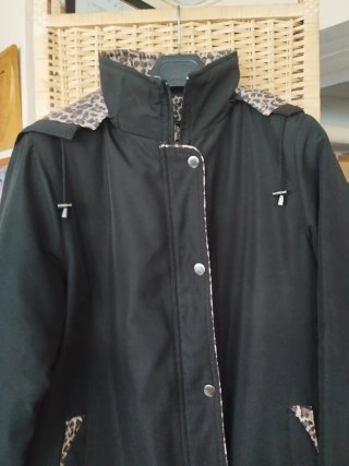 Chaqueta negra de agua con estampado.